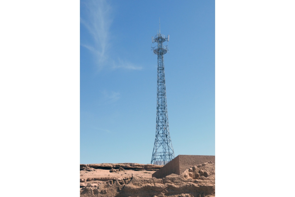 Qual é a função de uma torre de comunicação de alta tensão?