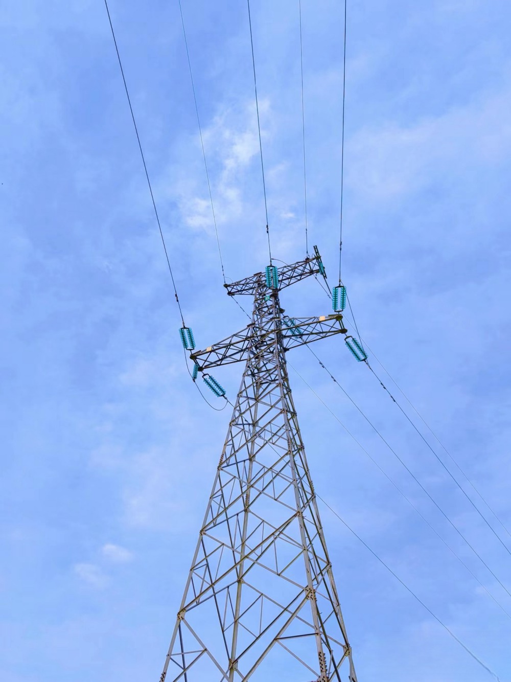 Quais são as características da torre de monitoramento de aço?