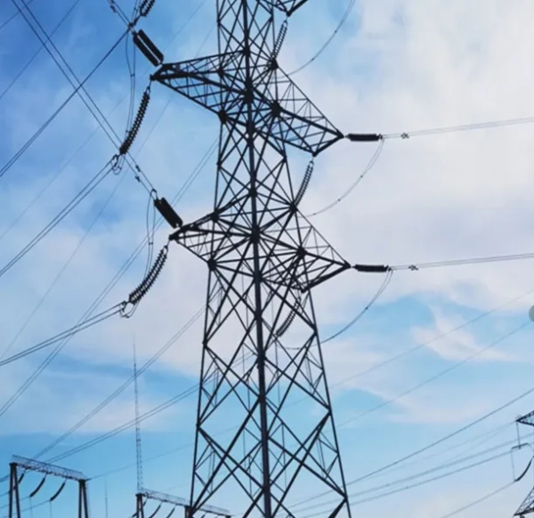 A relação entre a torre de transmissão e a tensão